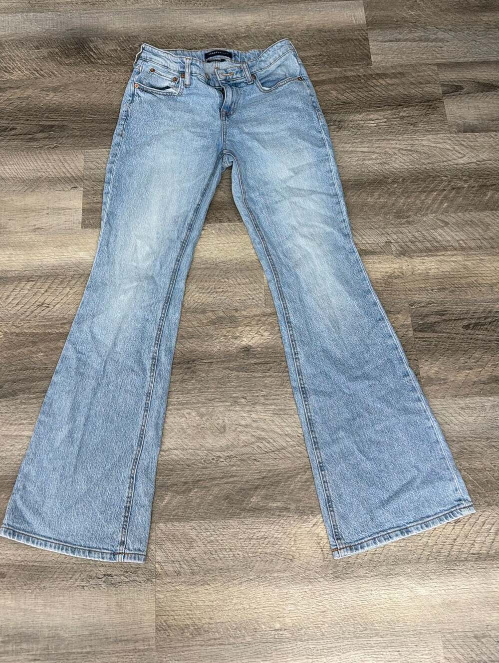 Aeropostale Mid Rise Flare jeans. Size 4 REG